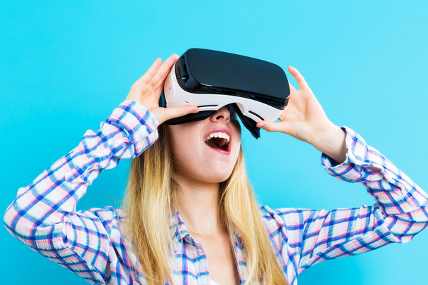 woman using a virtual reality headset - Фото, зображення