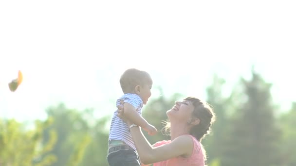 Giovane madre felice gira il suo amato bambino tra le sue braccia
 - Filmati, video
