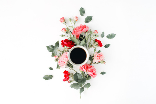 Kuppi kahvia vaaleanpunaisia ruusuja
 - Valokuva, kuva