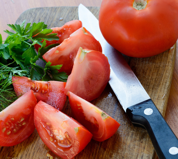 pomidory na desce do krojenia - Zdjęcie, obraz