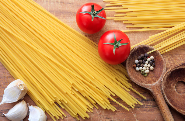 Nyers spagetti tészta, paradicsom és fokhagyma - Fotó, kép