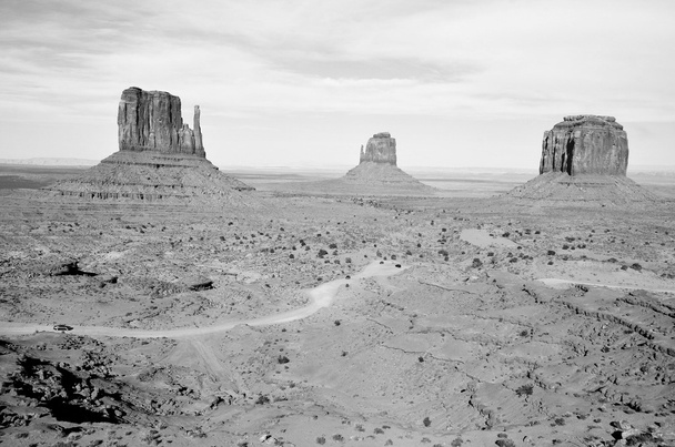 Monument Valley on alue Colorado Plateau ominaista klusterin valtava hiekkakivi Buttes yläpuolella laakson lattialle. Se sijaitsee Arizona-Utah State Line, Yhdysvallat - Valokuva, kuva