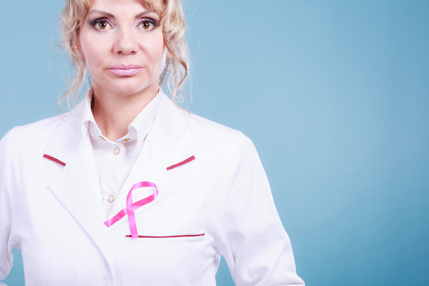 Doctor with pink cancer ribbon - Fotoğraf, Görsel