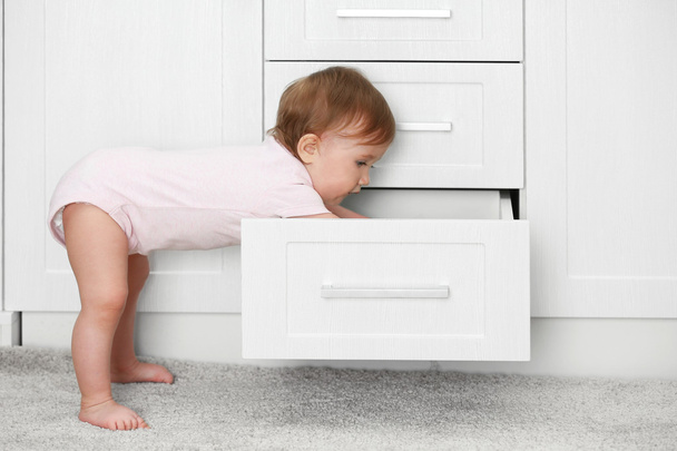 child playing with drawer - Foto, afbeelding