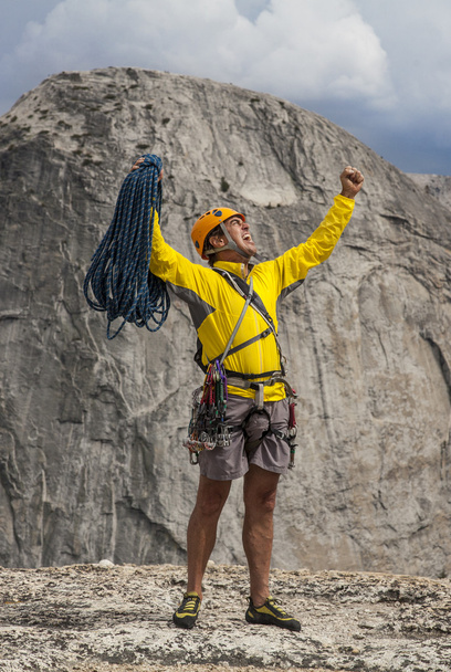 альпініст святкує на зустрічі на вищому рівні. - Фото, зображення