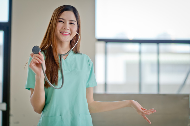 la feliz sonriente joven hermosa mujer médico mostrando en blanco ar
 - Foto, Imagen