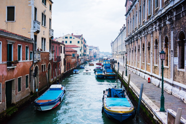 Venice canal with boats  - Foto, afbeelding