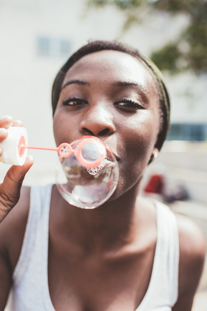 zwarte vrouw spelen met bubble zeep  - Foto, afbeelding