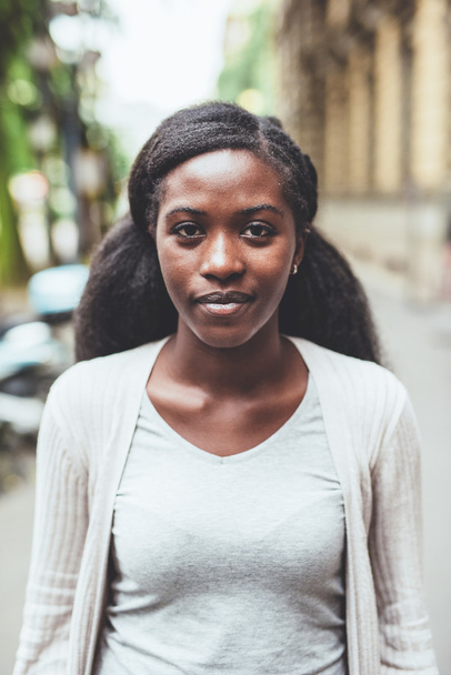 чорна жінка на вулиці в місті
 - Фото, зображення