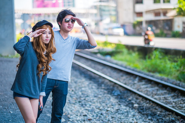 Пара ждет поезд солнцезащитные очки
  - Фото, изображение