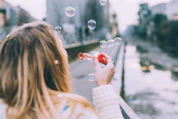 mujer jugando con jabón de burbujas
 - Foto, Imagen