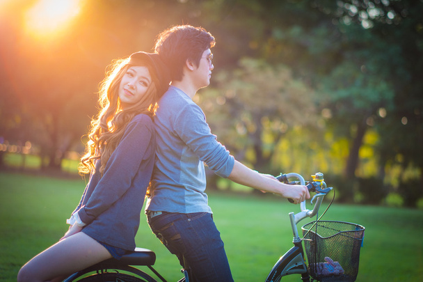 Férfi és női napszemüveg kerékpárosok a füvön körül b - Fotó, kép