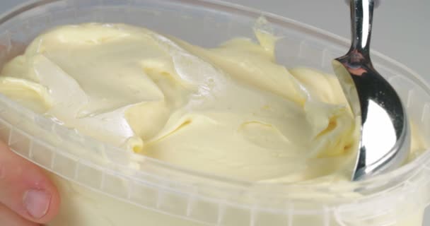 Plan rapproché de la crème glacée à la mangue à ramasser
  - Séquence, vidéo