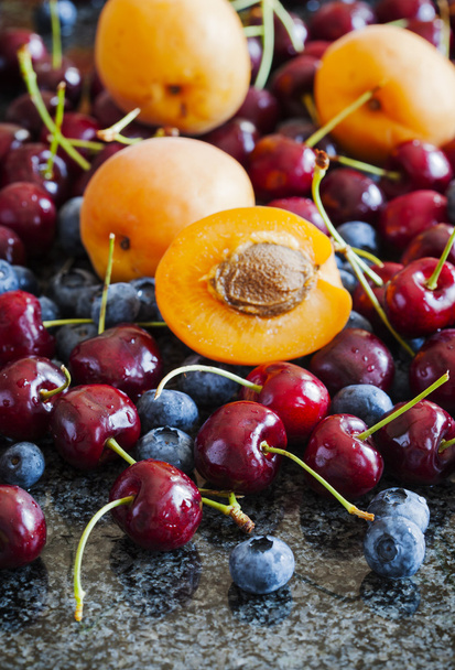 Summer berries and fruits. Sweet cherries, blueberries and apricots - Foto, Bild