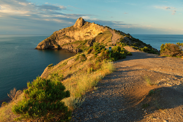 Hermoso Cabo Kapchik en el Mar Negro iluminado sol naciente. Crimea
. - Foto, Imagen