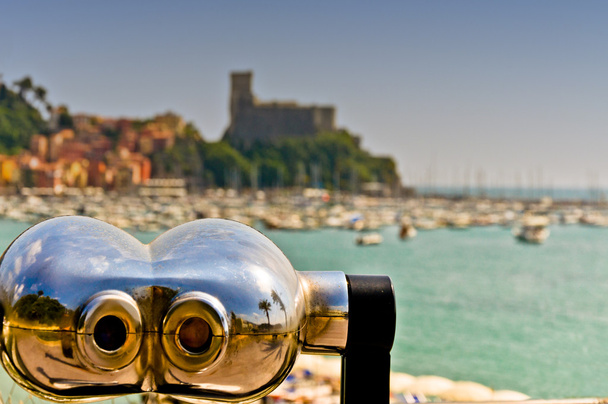 Binocular osoittaa kohti Lericin kylää, Liguria - Italia
 - Valokuva, kuva