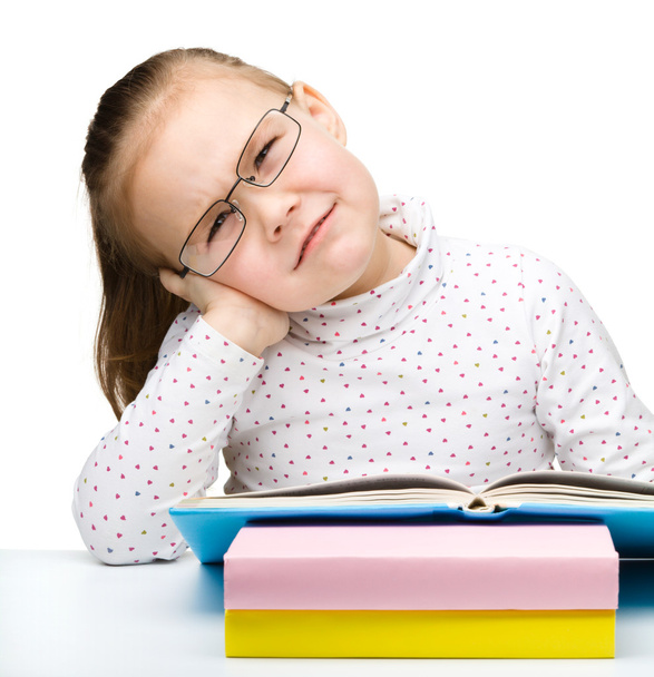 χαριτωμένο μικρό κορίτσι έχει κουραστεί από την ανάγνωση το βιβλίο της - Φωτογραφία, εικόνα