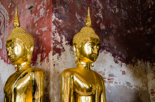 Veranda de Esculturas de Buda de Oro en Wat Suthat, Bangkok de Tailandia. - Foto, imagen
