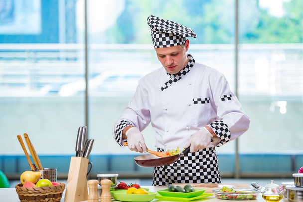 Cocinero masculino preparando comida en la cocina
 - Foto, Imagen