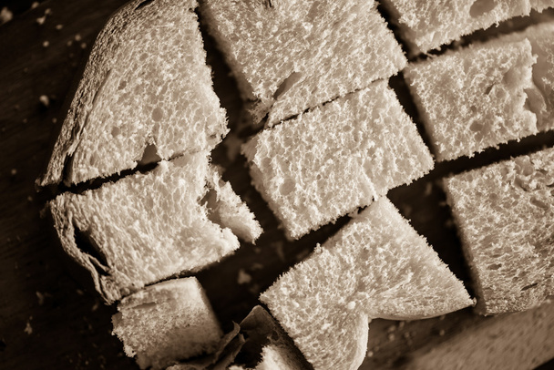 Φέτες άσπρο ψωμί σε απόχρωση σέπια. Πιο ήπια εικόνα, μαλακή εστίαση, ταινία noi - Φωτογραφία, εικόνα