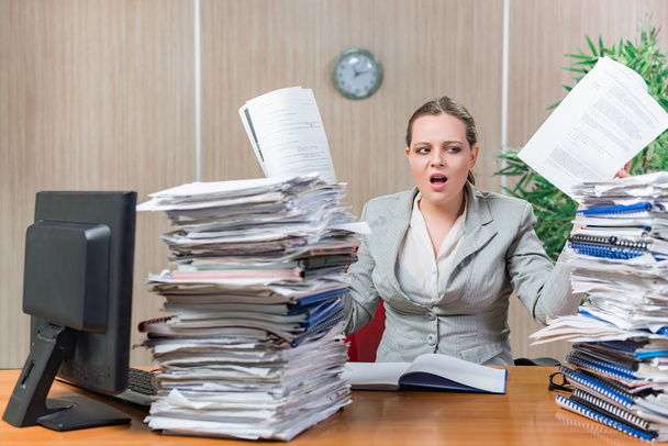 Femme stressée par les formalités administratives excessives
 - Photo, image