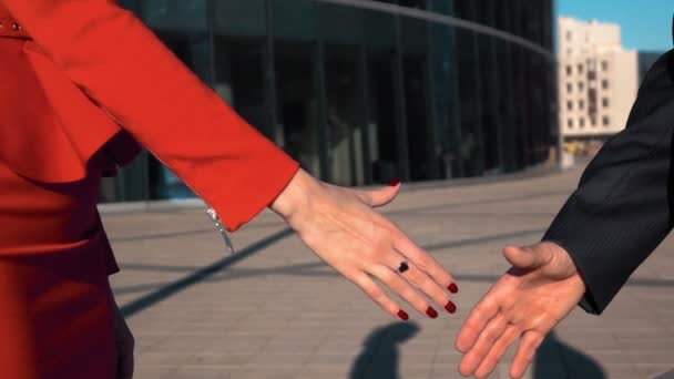 Bir el sıkışma yapıyor kadın ve erkek iş ortakları - Video, Çekim