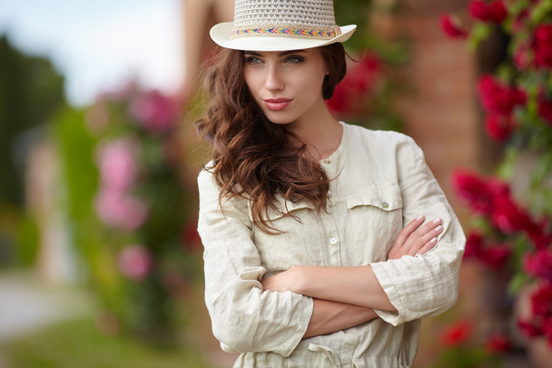 woman with hat in garden - Fotografie, Obrázek