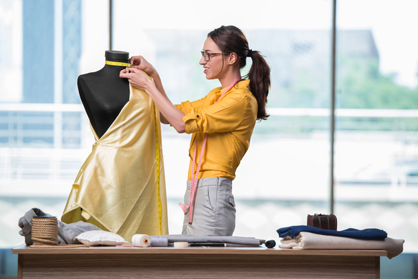 mulher alfaiate trabalhando em roupas novas - Foto, Imagem