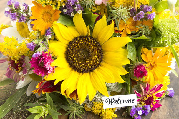 Biglietto di benvenuto con mazzo di fiori estivi
 - Foto, immagini