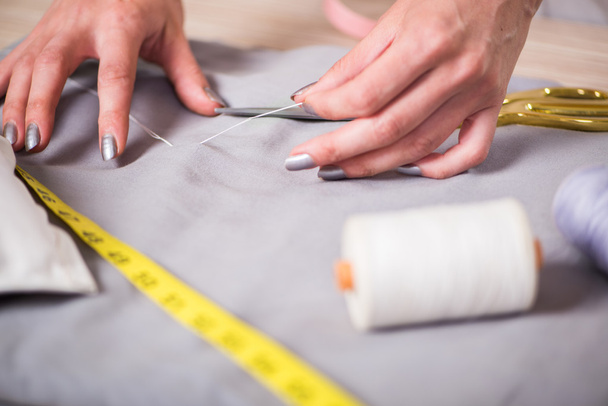Krejčí ruce pracují na nové oblečení - Fotografie, Obrázek
