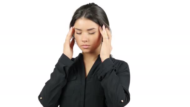 Portrait de fille touchant sa tête, isolé sur blanc. maux de tête et température
 - Séquence, vidéo