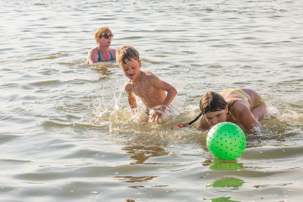Diversión familiar en el río en verano
 - Foto, imagen