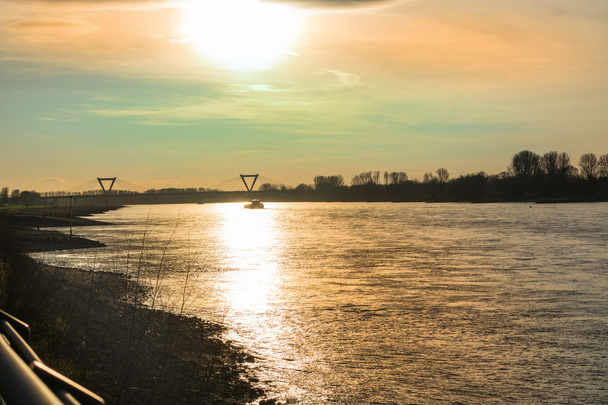 Coucher de soleil sur le Rhin
.          - Photo, image