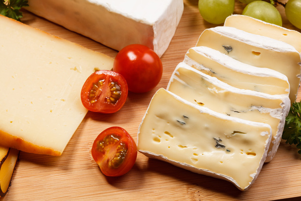 Cheese on cutting board - Fotoğraf, Görsel
