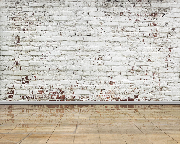 Стена из кирпича с чистым отражающим деревянным полом
 - Фото, изображение