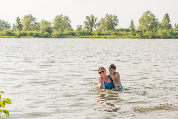 Plaisir en famille sur la rivière en été
 - Photo, image
