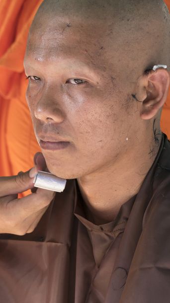 moine raser les cheveux de l'homme qui deviendra moine bouddhisme dans ordinati
 - Photo, image