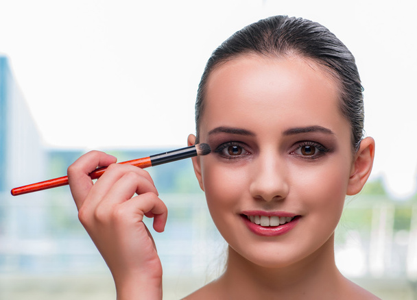Belle femme pendant la séance de maquillage cosmétique
 - Photo, image