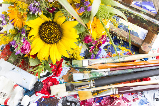 A festés anyag és egy csokor virágot nyári raklap  - Fotó, kép