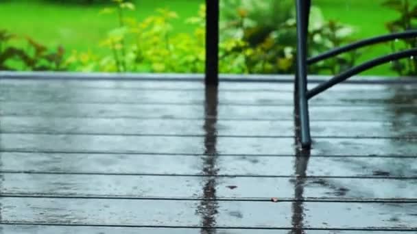 Dešťové kapky dopadající na prknech verandy.  - Záběry, video