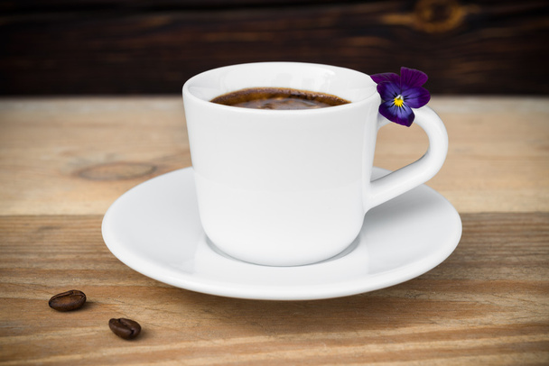 Kuppi espresso kahvipapuja puinen pöytä
 - Valokuva, kuva