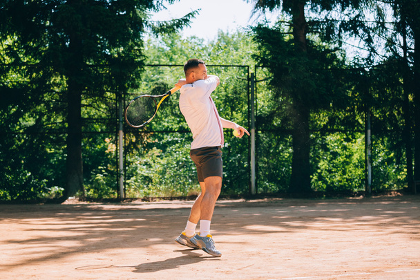 jugador de tenis masculino en acción
 - Foto, Imagen