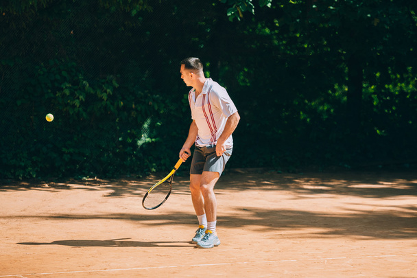 jugador de tenis masculino en acción
 - Foto, imagen