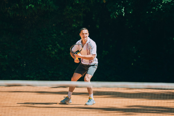 jugador de tenis masculino en acción
 - Foto, imagen