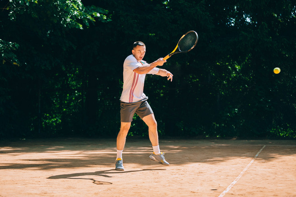 чоловічий тенісист в дії
 - Фото, зображення