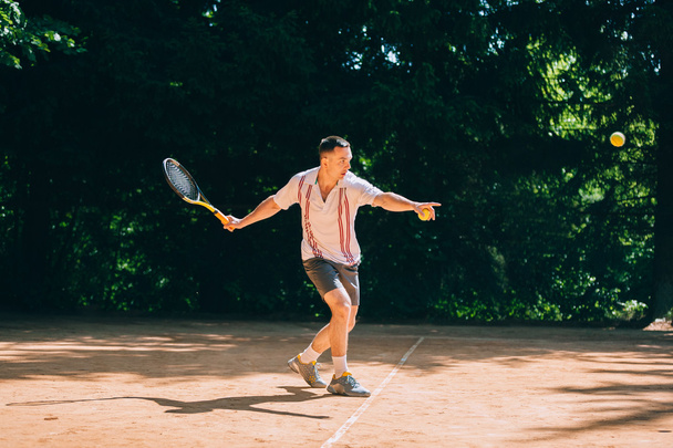 giocatore di tennis maschile in azione
 - Foto, immagini