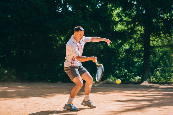 Male tennis player in action - Foto, Bild