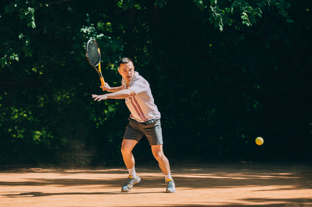 mies tennispelaaja toiminnassa
 - Valokuva, kuva