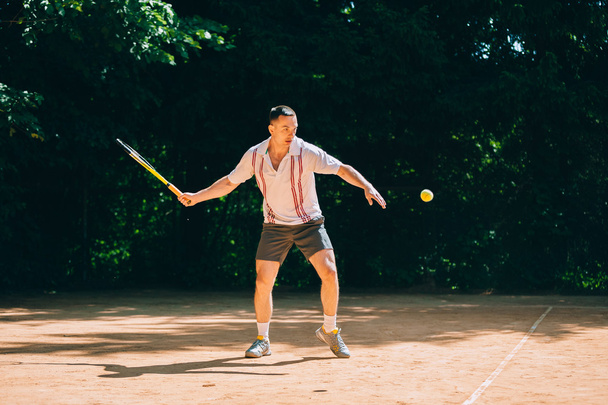 Male tennis player in action - Foto, afbeelding