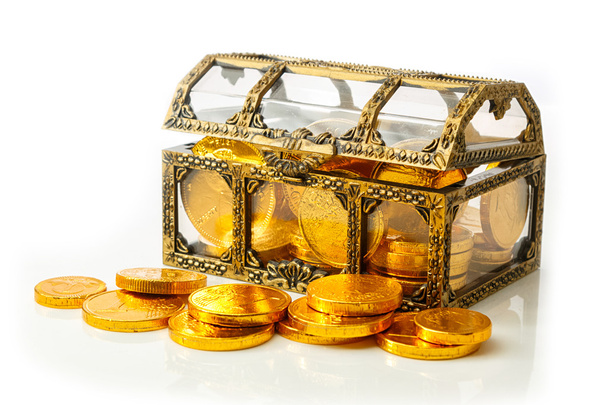 Скарби грудей з золотими монетами ізольовані на білому
 - Фото, зображення